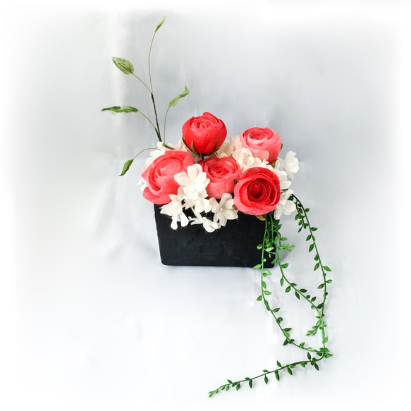 プレゼントにも♪カップ咲のバラと小花のシルクフラワーアレンジメント 3枚目の画像