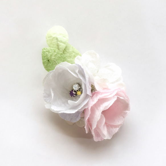 パステルカラーのお花とキラキラビジューのブローチ　検索）まゆ 繭 ジルコニア コサージュ 3枚目の画像