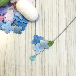 まゆ玉から作る紫陽花のネックレス 〜天然石の雨粒（ブルーカルセドニー、カイヤナイト） 1枚目の画像
