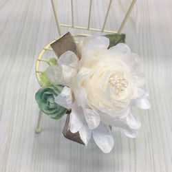 ホワイトダリアとフレッシュグリーンのミニバラと小花のコサージュ 〜オーガンジーのリボンとパールを添えて 2枚目の画像