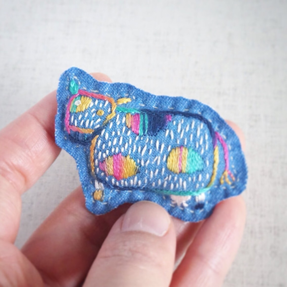手刺繍干支ブローチ「丑」[受注制作] 1枚目の画像