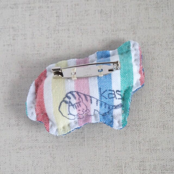 手刺繍干支ブローチ「丑」[受注制作] 2枚目の画像