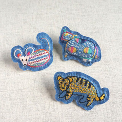 手刺繍干支ブローチ「丑」[受注制作] 3枚目の画像