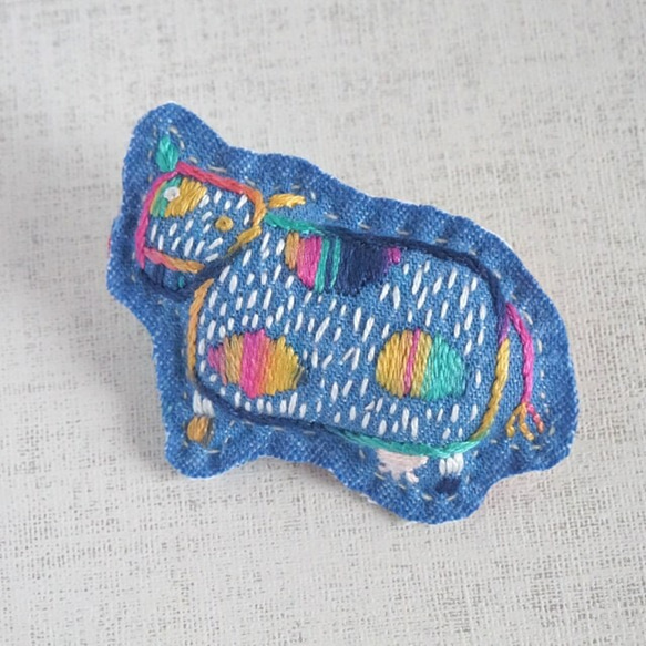手刺繍干支ブローチ「丑」[受注制作] 4枚目の画像