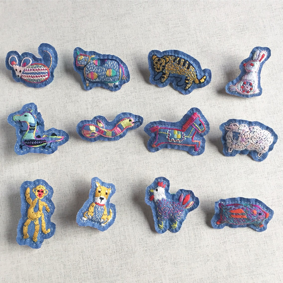 手刺繍干支ブローチ「丑」[受注制作] 5枚目の画像