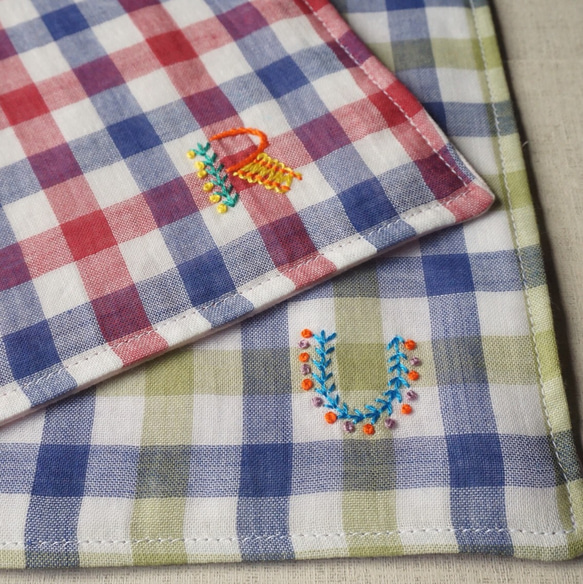 手刺繍入り4重ガーゼハンカチ「イニシャルオーダー/赤チェック」[受注制作] 3枚目の画像