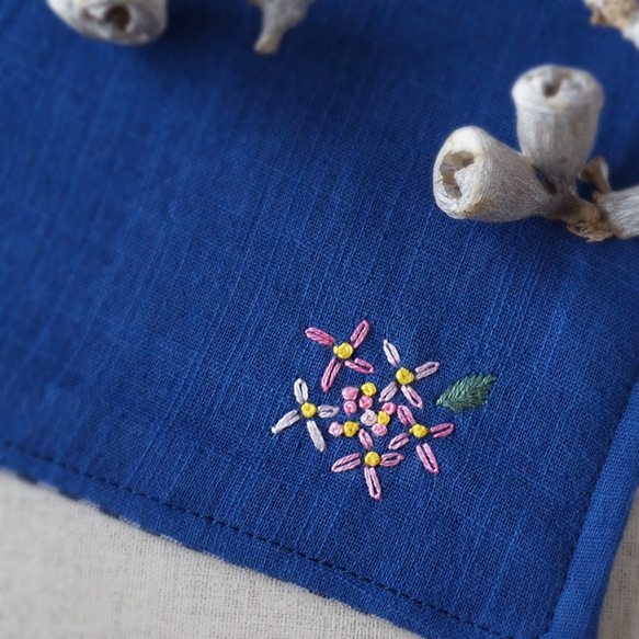 手刺繍入り4重ガーゼハンカチ「紫陽花ピンク」[受注制作] 2枚目の画像