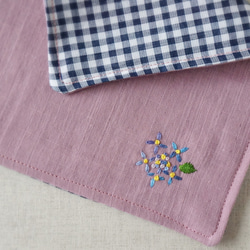 手刺繍入り4重ガーゼハンカチ「紫陽花ブルー」[受注制作] 4枚目の画像