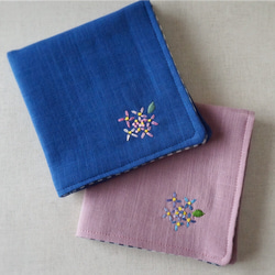 手刺繍入り4重ガーゼハンカチ「紫陽花ブルー」[受注制作] 5枚目の画像