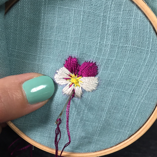 手刺繍入り4重ガーゼハンカチ「ビオラホワイト」[受注制作] ハンカチ