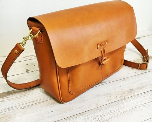 メッセンジャーバッグ／A4サイズ 革バッグ オイルレザー 牛革（茶