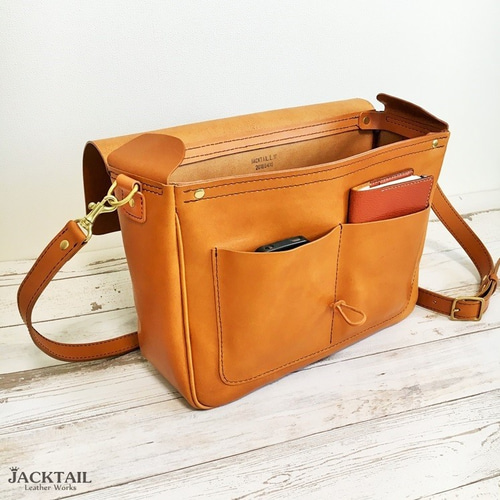 メッセンジャーバッグ／A4サイズ 革バッグ オイルレザー 牛革（茶