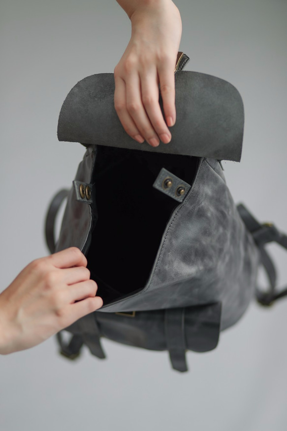 小口袋插釦造型 中型真皮後背包 擦色灰 第10張的照片