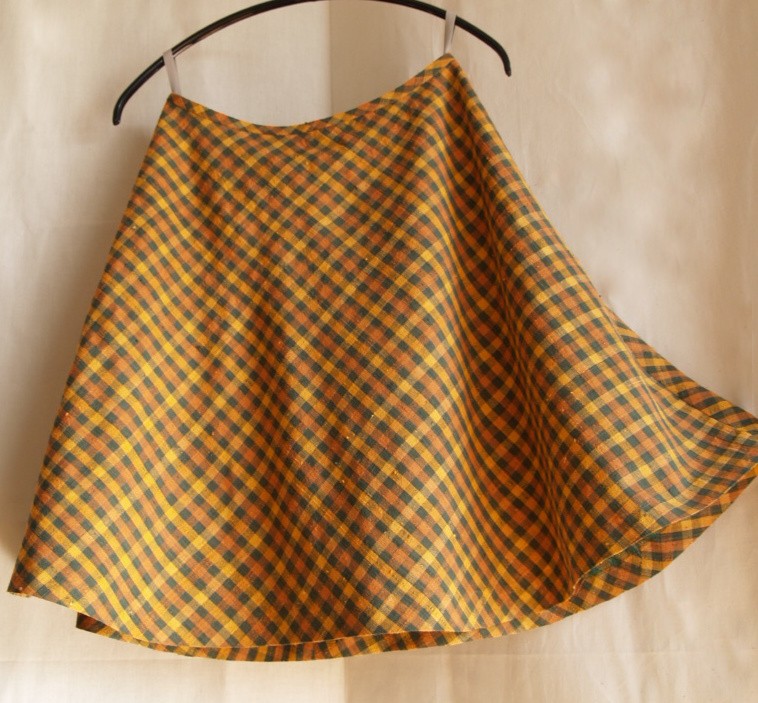チェック柄のフレアスカート～マンゴーの葉や果実で染色してあるラオス製の生地