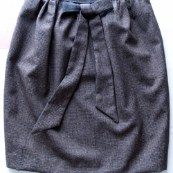 クラシックなウール混グレンチェック柄ふんわりミニ丈タイトスカート、リボン付き 4枚目の画像