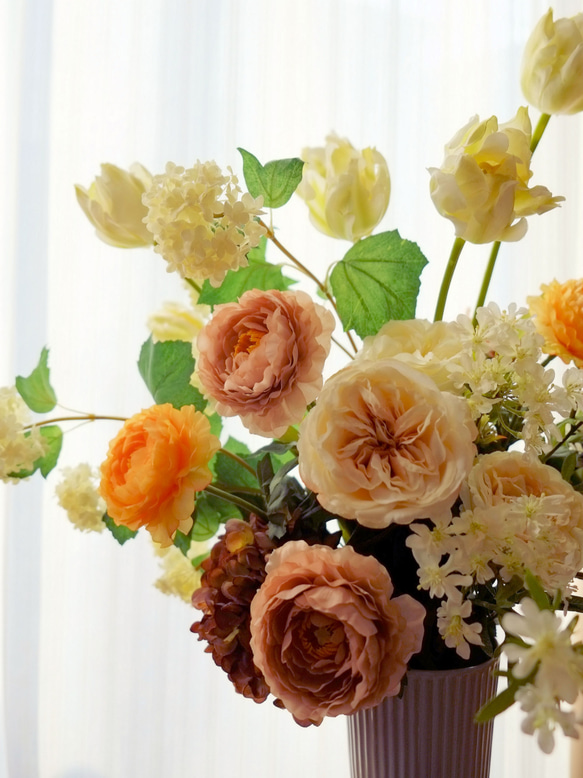 ＜参考作品＞白いチューリップとラナンキュラスの大きなアレンジメント（65センチ×55センチ） 