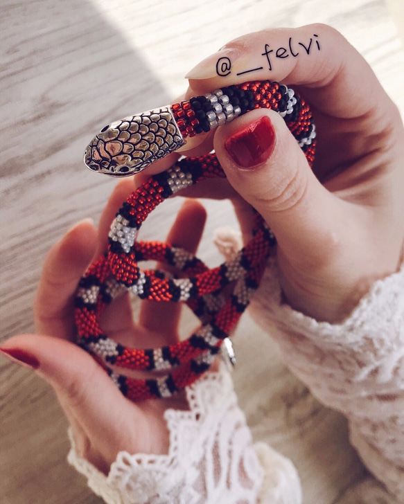 ビーズクロッシェのネックレスのヘビ ネックレス・ペンダント Felvi