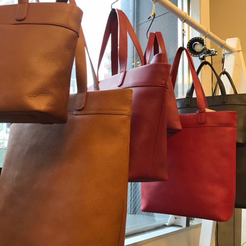 牛革縦型トートバッグ 4110-08A キャメル(代引不可)【送料無料】 キャメル】牛革 縦型トートバッグ トートバッグ azzuni 通販 3853940