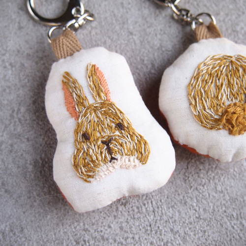 ウサギ刺繍のクッションキーホルダー｜okao to oshiri