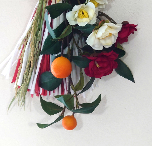 縁起物の金柑や稲穂に干支(寅さん)の紅白しめ飾り 3枚目の画像