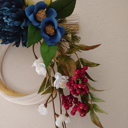 ジャパンブルーの大輪の菊に華やか水引のしめ飾り 2枚目の画像