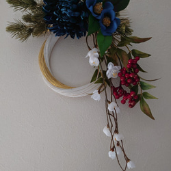 ジャパンブルーの大輪の菊に華やか水引のしめ飾り 3枚目の画像