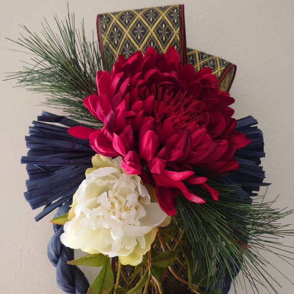 鮮やか紅の大輪の菊にジャパンブルーのしめ飾り 1枚目の画像