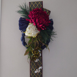 鮮やか紅の大輪の菊にジャパンブルーのしめ飾り 2枚目の画像