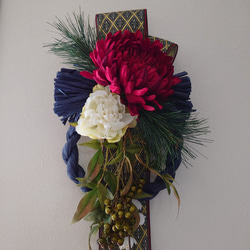 鮮やか紅の大輪の菊にジャパンブルーのしめ飾り 3枚目の画像