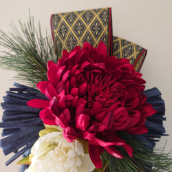 鮮やか紅の大輪の菊にジャパンブルーのしめ飾り 4枚目の画像