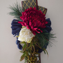 鮮やか紅の大輪の菊にジャパンブルーのしめ飾り 5枚目の画像
