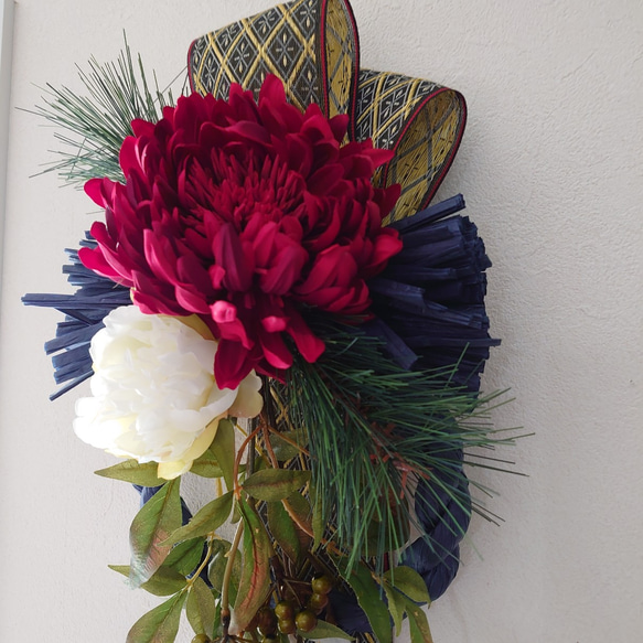 鮮やか紅の大輪の菊にジャパンブルーのしめ飾り 6枚目の画像