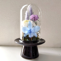 ガラスドームに包まれたプリザーブドの仏花 1枚目の画像