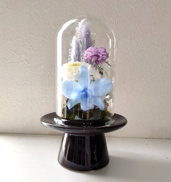 ガラスドームに包まれたプリザーブドの仏花 1枚目の画像