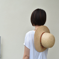 風に飛ばされにくい」木型で作った丸型の麦わら帽子 ハット 関口