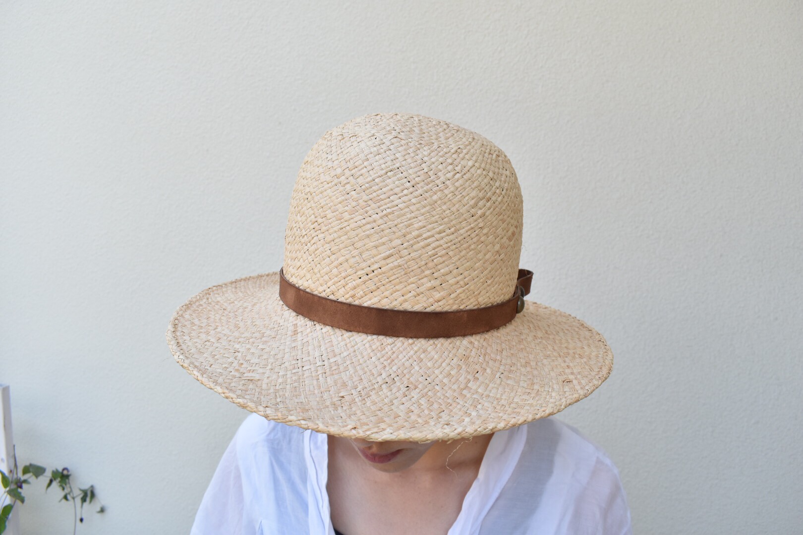 木型で作った丸型の麦わら帽子