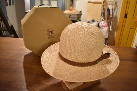 木型で作った丸型の麦わら帽子 5枚目の画像