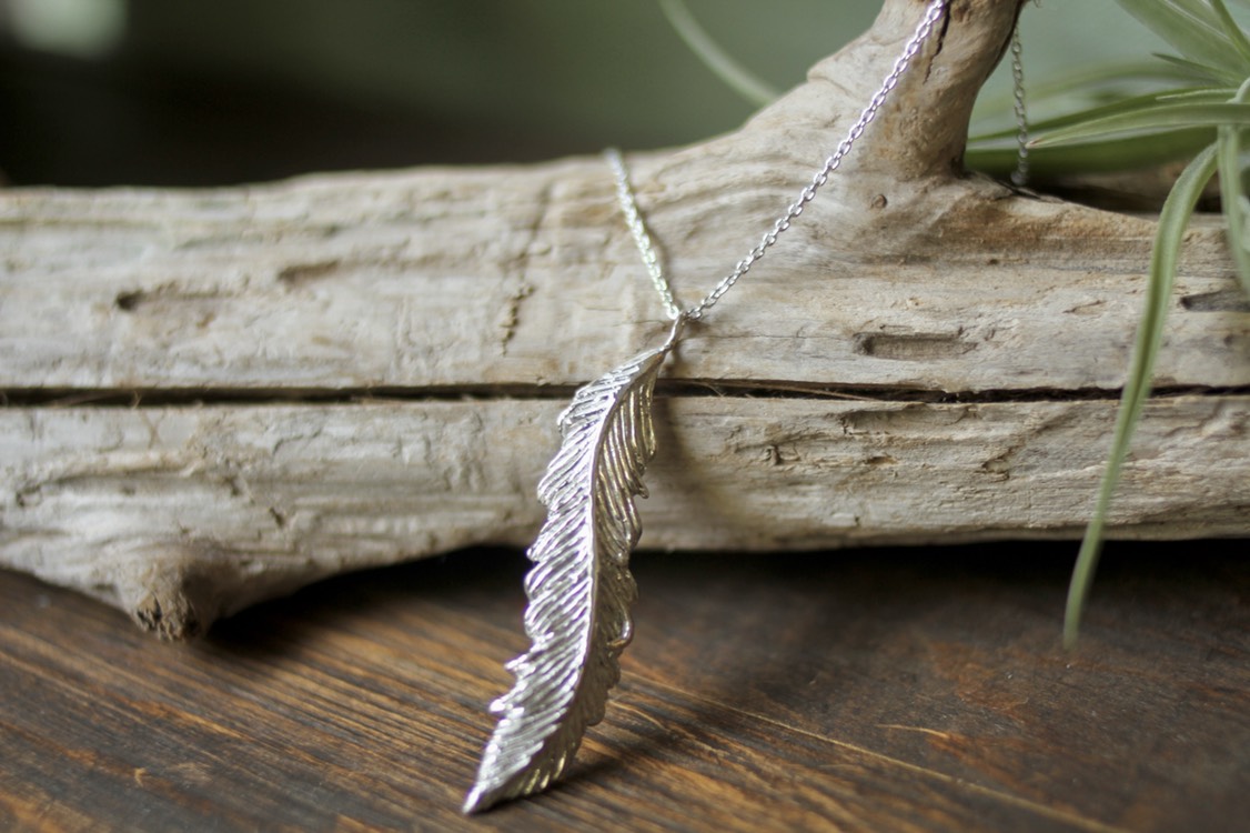 フェザーのネックレス