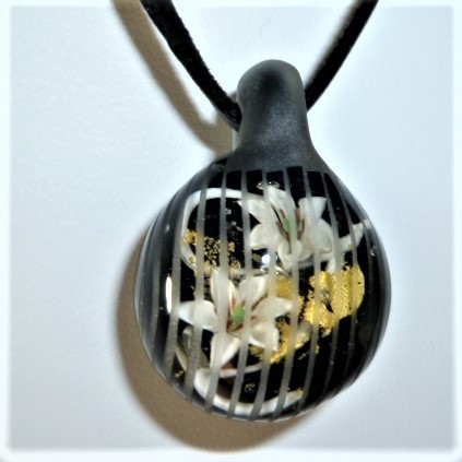 垂直線砂打ち、白ゆり二輪（トンボ玉、ガラス、一点物、）