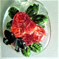 赤いバラと黒アゲハ蝶（ガラス、一点物、とんぼ玉、ペンダント） 2枚目の画像