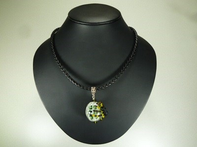 クモ玉（グリーン）ガラス　革紐ネックレス