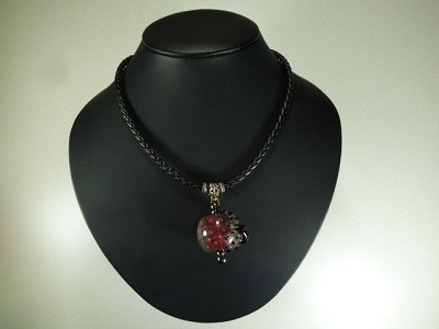 クモ玉（レッドぼかし）　ガラス　革紐ネックレス