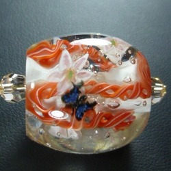 一面変形カット玉（ゆり、蝶、オレンジ）　ガラス　革紐ネックレス 2枚目の画像