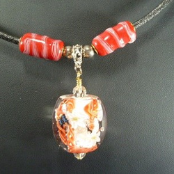 一面変形カット玉（ゆり、蝶、オレンジ）　ガラス　革紐ネックレス 3枚目の画像