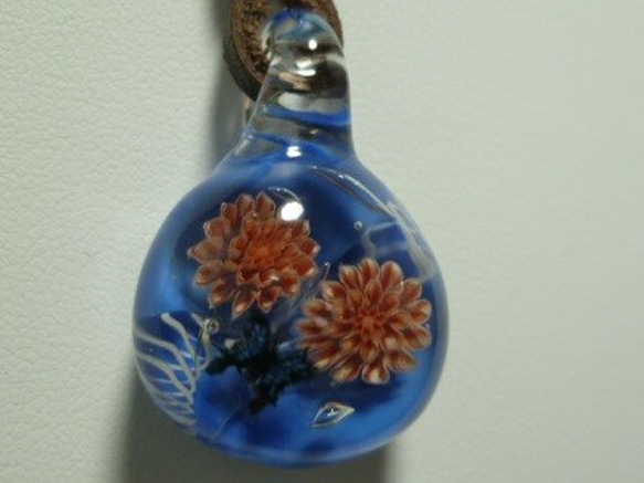 ダリアと蝶ＮＯ.1（ガラス、ネックレス、花、蝶） 3枚目の画像