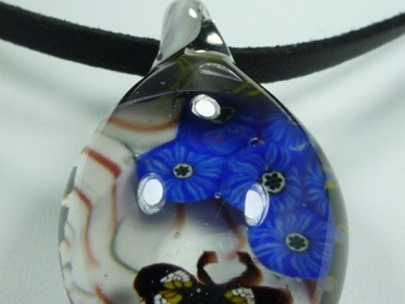 蝶とブルーモザイク　（ガラス、ペンダント、蝶） 3枚目の画像