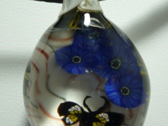 蝶とブルーモザイク　（ガラス、ペンダント、蝶） 8枚目の画像