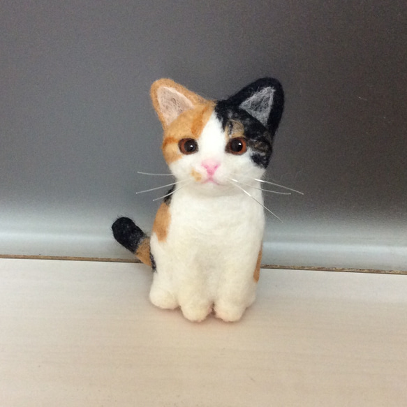 羊毛フェルト ミケ猫 ブローチ