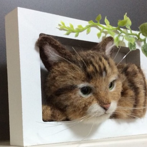 羊毛フェルト 壁掛け窓ねこ キジトラ 羊毛フェルト haluhalu