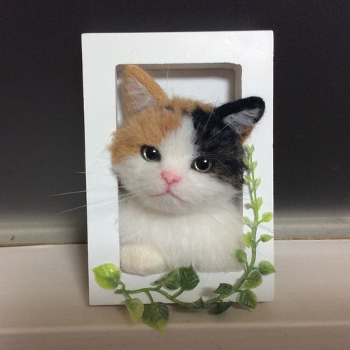 羊毛フェルト 窓ねこ 三毛猫 羊毛フェルト haluhalu 通販｜Creema 